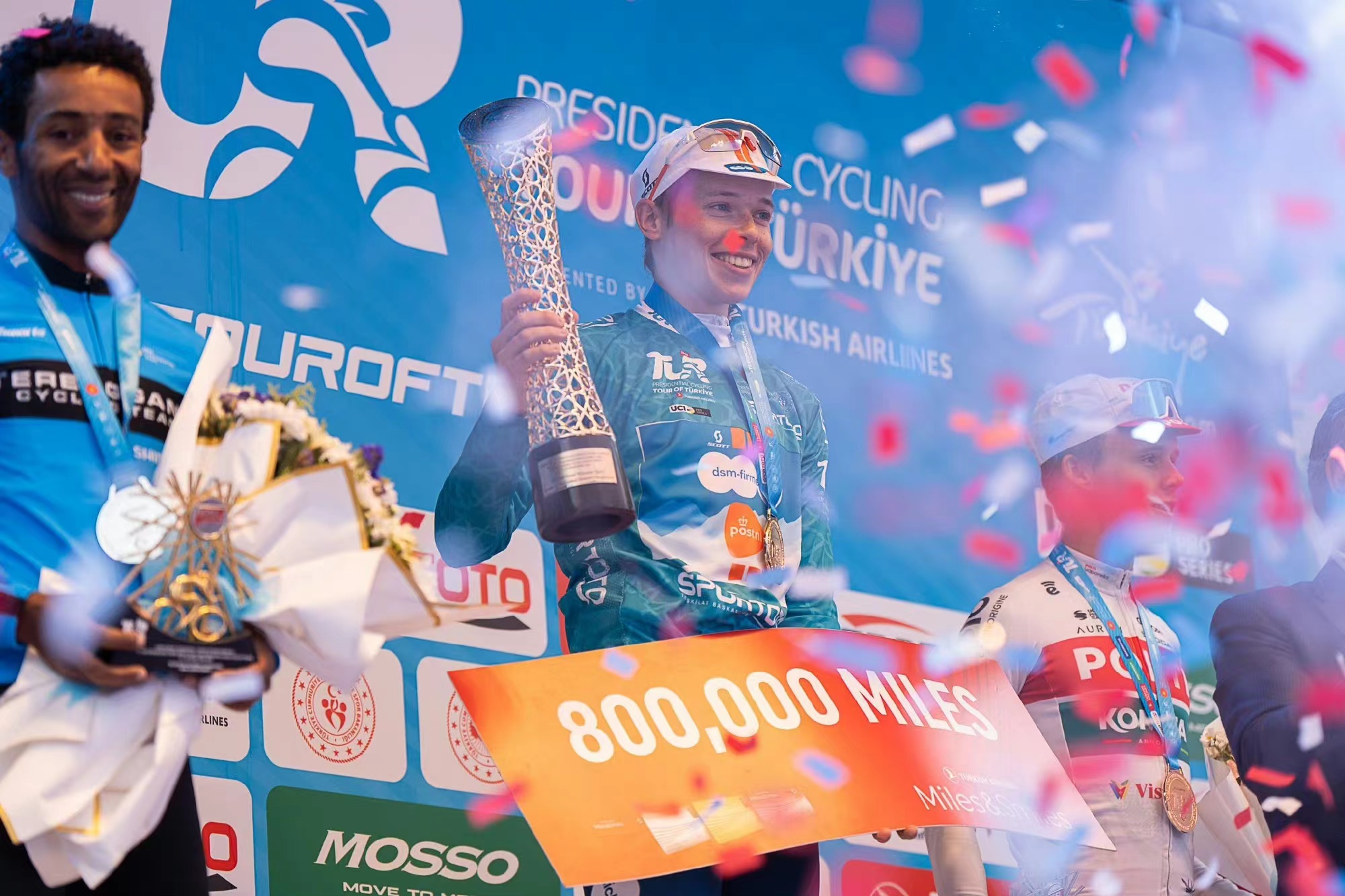 DSM Racing schittert in Ronde van Türkiye, Frank van den Broeck wint algemeen kampioenschap
